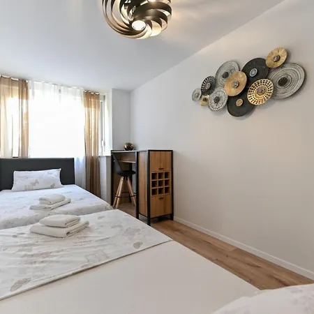 Newly Renovated Luce Lägenhet *