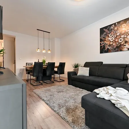 Newly Renovated Luce Lägenhet *