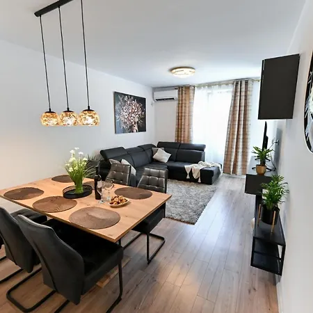 Newly Renovated Luce Lägenhet *