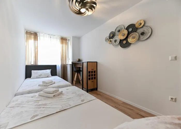 Newly Renovated Luce Apartment *