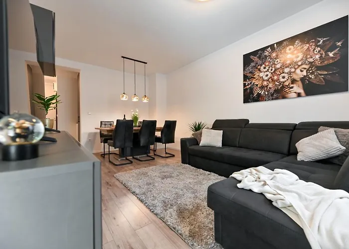 Newly Renovated Luce Apartment *